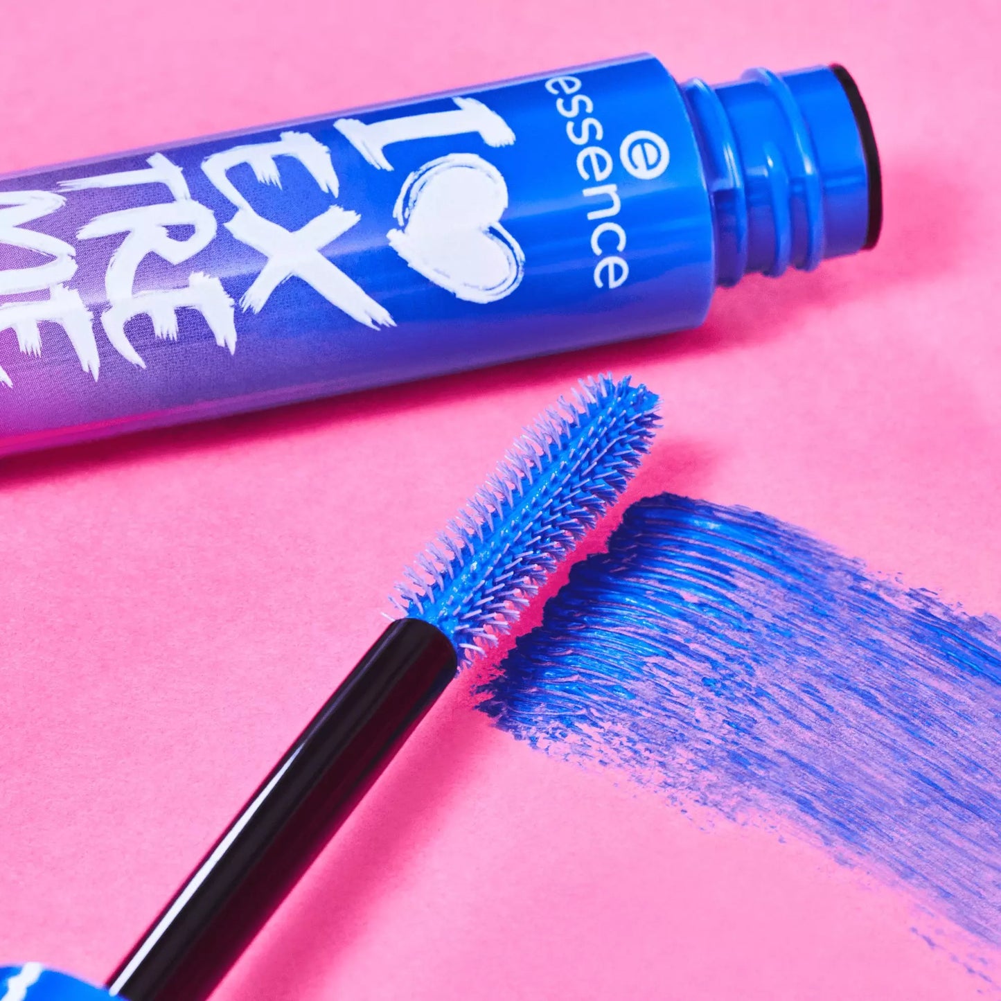 Essence I Love Extreme Blue crazy volume mascara